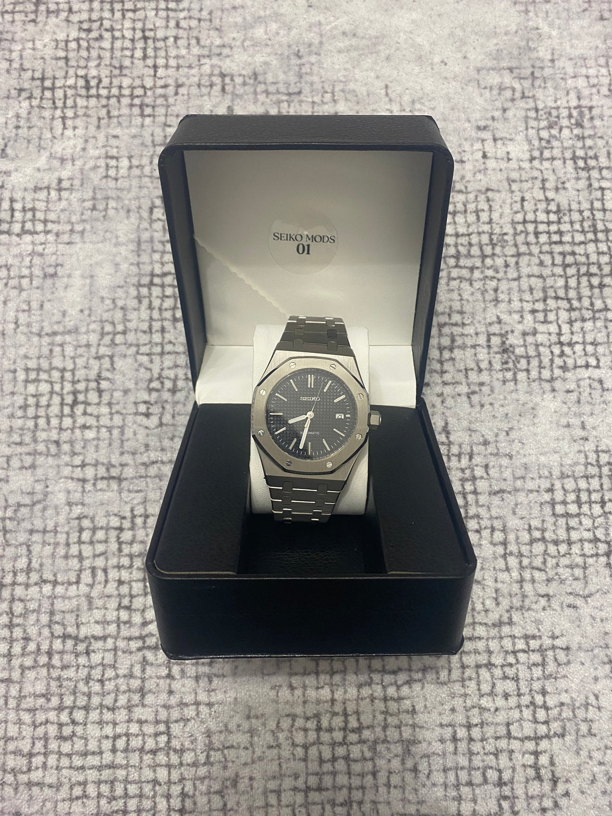 Montre Automatique — Boîtier Octogonal & Cadran Tapisserie Noir