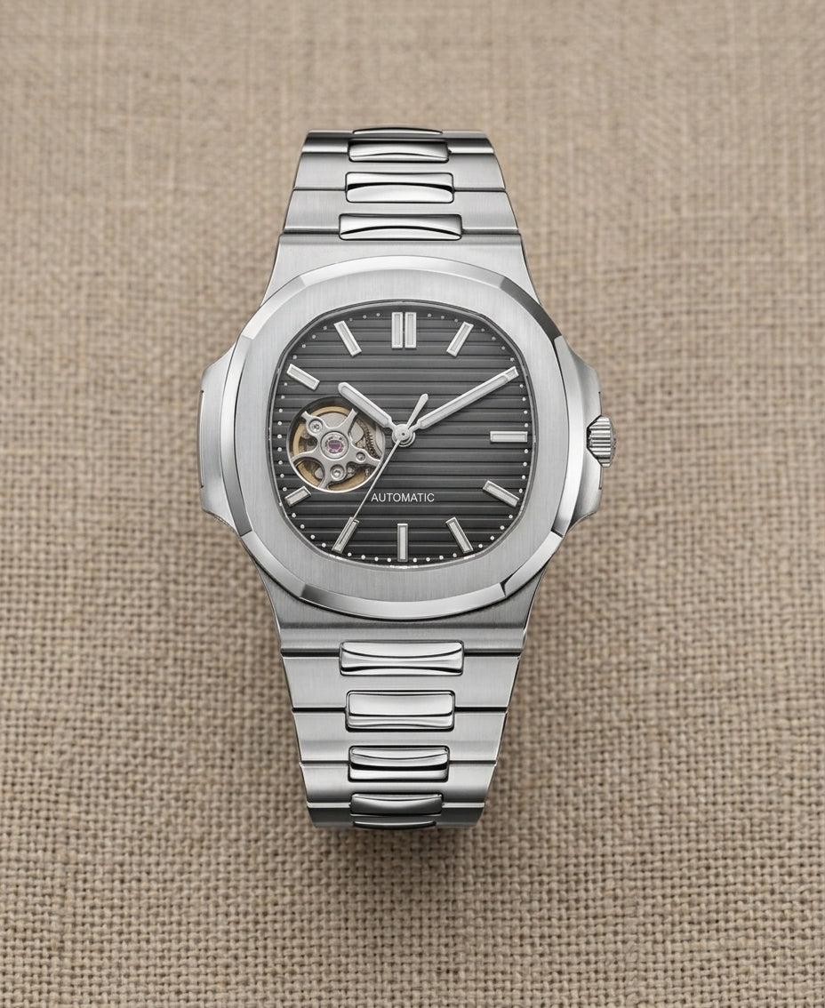 Montre Automatique — Boîtier Coussin & Cadran Cœur Ouvert